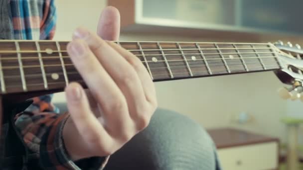 akustik gitar closeup yavaş oynayan adam - Video, Çekim