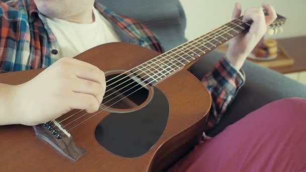 man playing acoustic guitar slow motion - Footage, Video