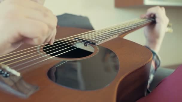 hombre tocando la guitarra acústica cámara lenta
 - Metraje, vídeo
