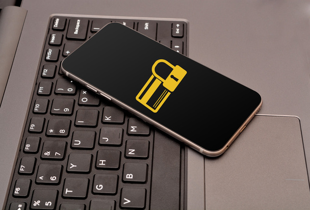 Icono de tarjeta de crédito segura en el teléfono inteligente colocado en el teclado
 - Foto, imagen