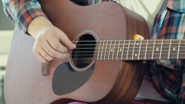 homem tocando guitarra acústica closeup câmera lenta
 - Filmagem, Vídeo