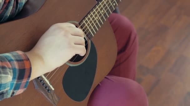 akustik gitar closeup yavaş oynayan adam - Video, Çekim
