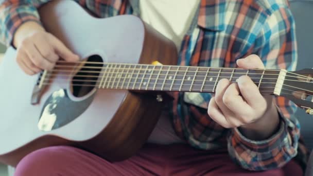 férfi játszik akusztikus gitár lassú mozgás - Felvétel, videó