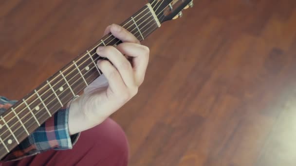 férfi játszik akusztikus gitár Vértes lassú mozgás - Felvétel, videó