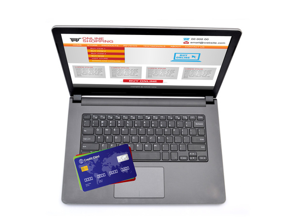 Sitio web de compras en línea en la pantalla del ordenador portátil con tarjetas de crédito
 - Foto, imagen