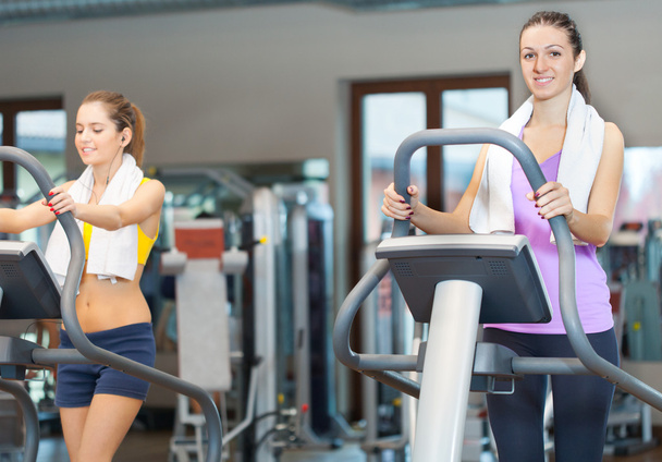 жінки використовують бігову доріжку для бігу в спортзалі
 - Фото, зображення