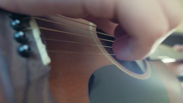 άνθρωπος που παίζει ακουστική κιθάρα χορδές closeup αργή κίνηση - Πλάνα, βίντεο