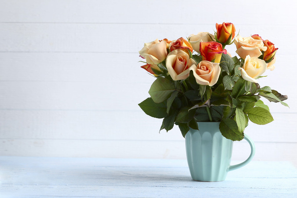 Bouquet of orange roses in cup - Foto, Bild