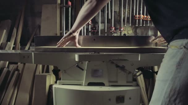 makine ekleme tarafından İşlenecek parçanın ahşap tahta işleme marangoz - Video, Çekim