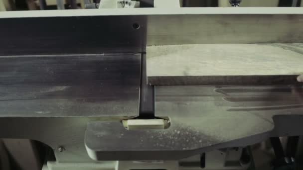 carpintero procesamiento de la pieza de trabajo de tablón de madera por la máquina de unión
 - Metraje, vídeo