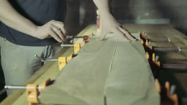 Joiner gelijmd twee werkstuk van houten plank samen - Video