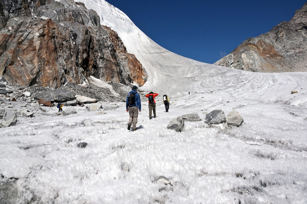 Traversing a Himalayan Glacier - Zdjęcie, obraz