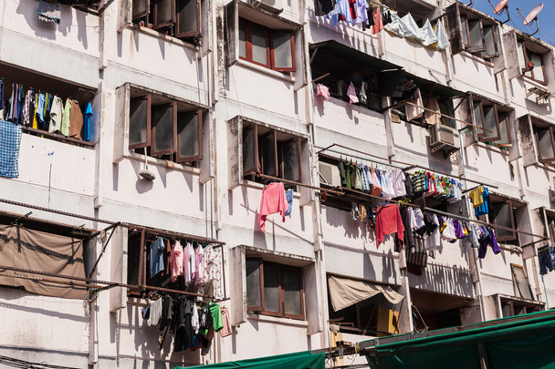 Facciata della casa con vestiti per asciugare a Bangkok
 - Foto, immagini