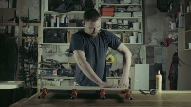 Pfanne des Tischlers klebt zwei Werkstücke Holzplanke zusammen - Filmmaterial, Video