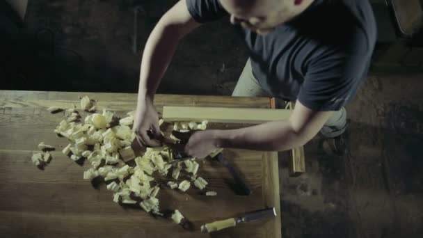 Tischler weißt Werkstück aus Holz mit Wagenheber-Zeitlupe - Filmmaterial, Video