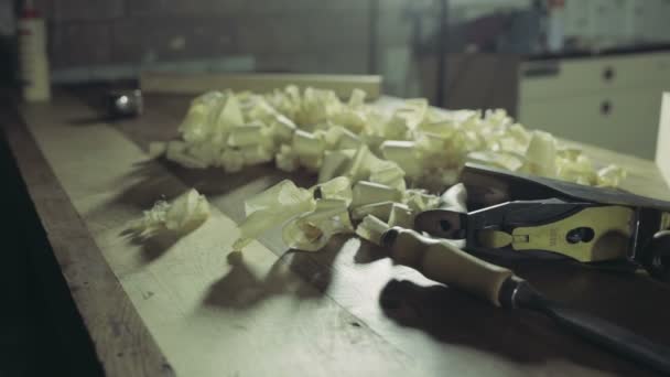 Joiner voegt samen twee houten werkstukken Slowmotion - Video