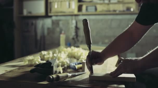 Asztalos darabok egy barázda a fa munkadarab egy vésővel - Felvétel, videó