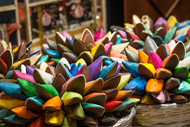 Zapatos marroquíes de colores brillantes
 - Foto, imagen