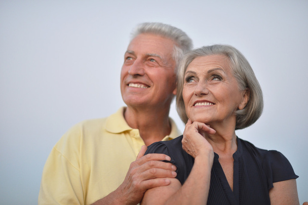 älteres Paar vor dem Hintergrund des Himmels - Foto, Bild
