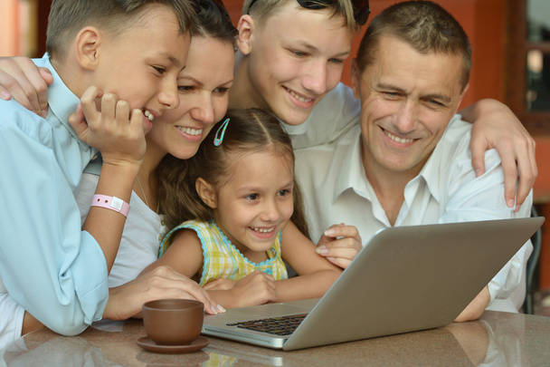 happy family  with laptop - Valokuva, kuva