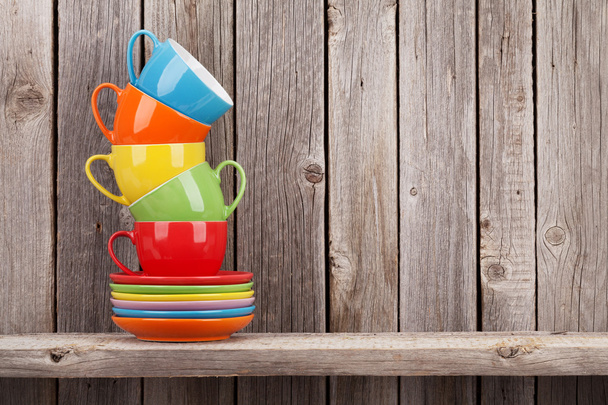 Coloridas tazas de café en el estante
 - Foto, imagen