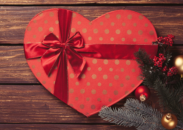 коробка формы сердца и подарок
 - Фото, изображение