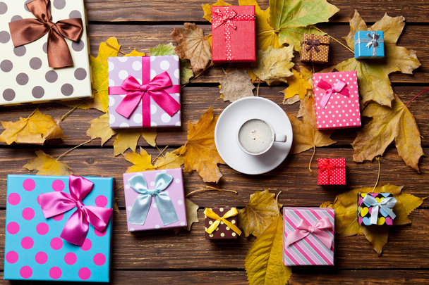 café et cadeaux de saison avec des feuilles
 - Photo, image