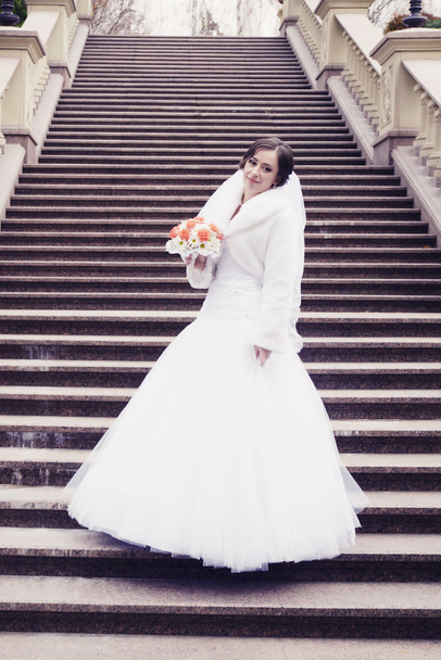 красивая невеста в белом платье - Фото, изображение