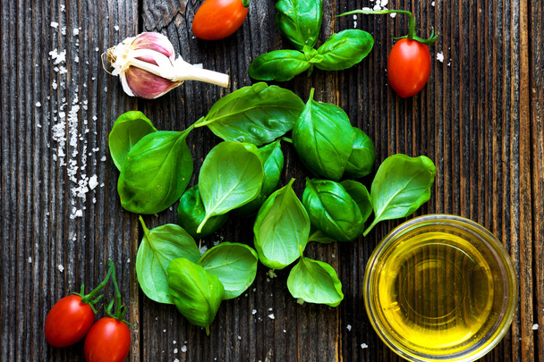 Basilic leaves, tomatoes and olive oil - Foto, afbeelding