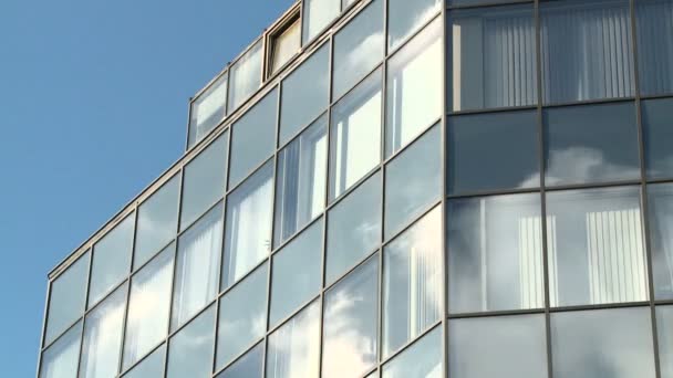 Σύννεφα refelected στο σύγχρονο γραφείο building2 - Πλάνα, βίντεο