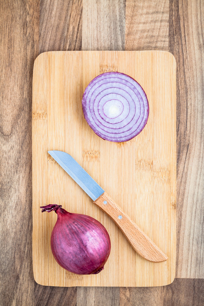 Tabla de cortar verduras de cebollas
 - Foto, Imagen