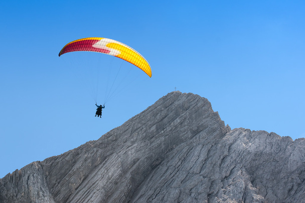 Paraglider gratis stijgende in wolkenloze hemel over Dolomieten Alpine m - Foto, afbeelding
