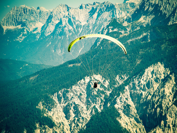 Παραπέντε που πετούν πάνω από την υψηλή και ανθεκτική σειρά Άλπεις Όρη - Φωτογραφία, εικόνα