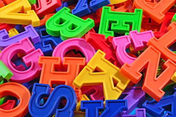 Plastik renkli alfabe harfler yığını kapat  - Fotoğraf, Görsel