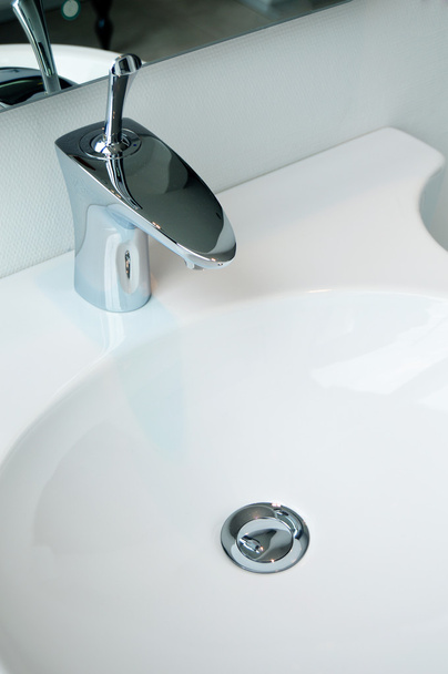 Modern banyo lavabo ve musluk - Fotoğraf, Görsel
