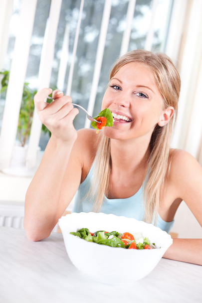 Mujer comiendo ensalada - Foto, Imagen