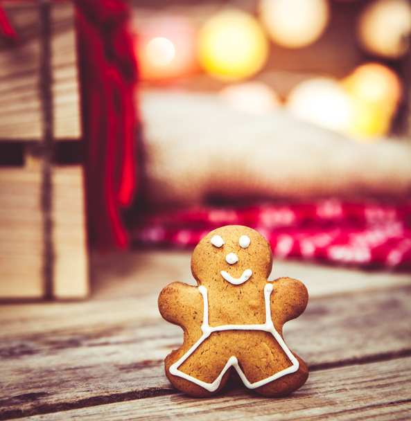 Nourriture de Noël, pain d'épice Homme sur un fond en bois. guirlande pour la nouvelle année
 - Photo, image
