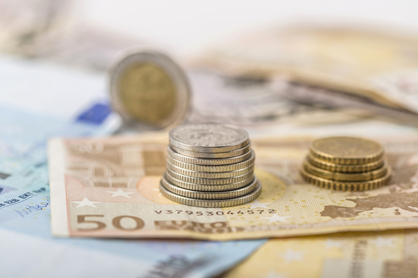 biznes, finanse, inwestycje, oszczędności i gotówki koncepcja - bliska euro papier pieniądze i monet na stole - Zdjęcie, obraz