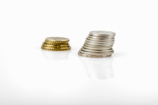 Wirtschaft, Finanzen, Investitionen, Sparen und Bargeldkonzept - Euro-Münzen aus nächster Nähe auf dem Tisch - Foto, Bild
