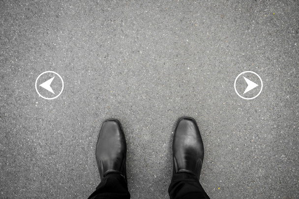 Черные туфли стоят на полу и два направления
 - Фото, изображение
