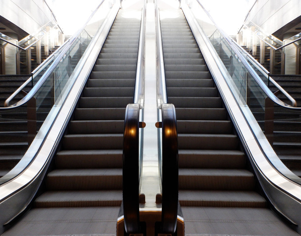 moderna escalera mecánica en el centro comercial
 - Foto, imagen