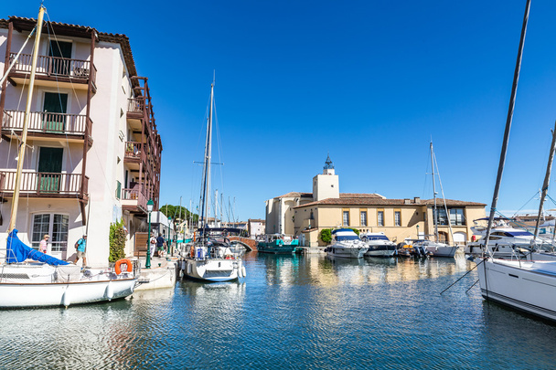 Красочные дома и лодки в Порт-Гримо-Франс
 - Фото, изображение
