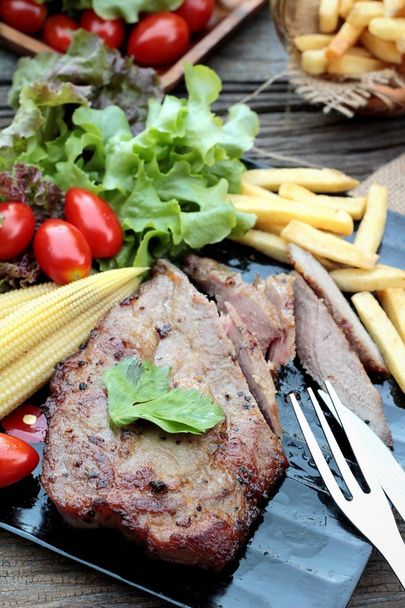 Steak de porc de délicieux légumes et tomates
. - Photo, image