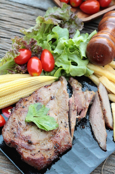 Steak de porc de délicieux légumes et tomates
. - Photo, image