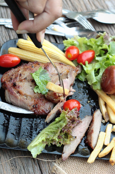 Свиной стейк вкусный с овощами и помидорами
. - Фото, изображение