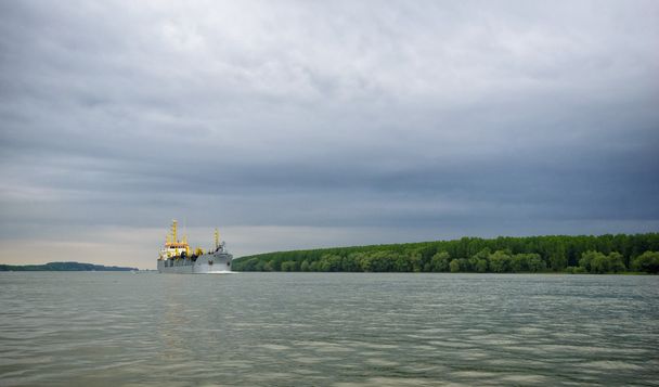 grand bateau sur le Danube près de Galati
 - Photo, image