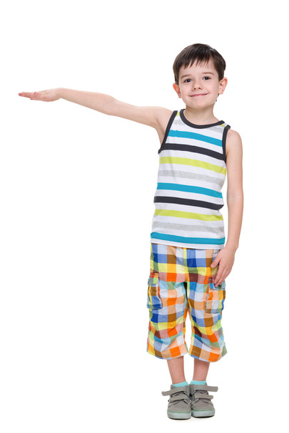 Маленький мальчик показывает высоту чего-то
 - Фото, изображение