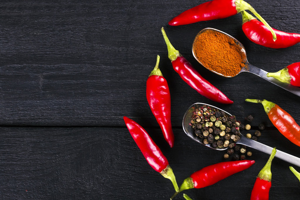 Sharp Chile pepper in pods, bell pepper, ground pepper - Foto, afbeelding
