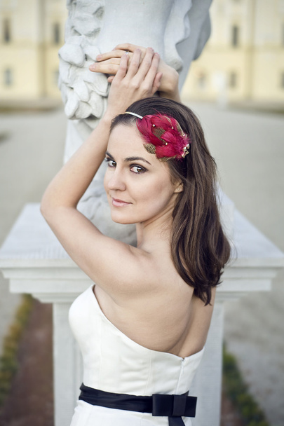lächelnde brünette Braut mit modischem, stylischem Haarschmuck - Foto, Bild