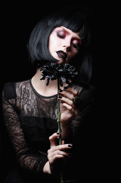 beautiful goth girl with black flower - Foto, Imagen